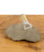 EHLE. Glasfilter einzeln auf einem Stein liegend