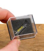 Hand hält die geschlossene Box mit dem EHLE. Glasfilter in Nahaufnahme