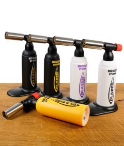 Blazer Big Shot GT8000 Butangasbrenner in fünf Farben aufgereiht – Schwarz, Schwarz-Gelb, Weiß-Schwarz, Weiß-Lila und Gelb