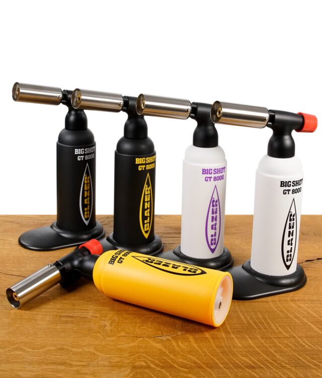 Blazer Big Shot GT8000 Butangasbrenner in fünf Farben aufgereiht – Schwarz, Schwarz-Gelb, Weiß-Schwarz, Weiß-Lila und Gelb