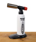 Weißer Blazer Big Shot GT8000 'White Black' mit schwarzem Logo – stehend auf Holztisch