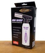 Verpackung eines Blazer Big Shot GT800 Butangasbrenners auf Holz vor weißem Hintergrund.