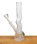 Handgefertigte Glasbong mit Drachen-Motiv und gewelltem Hals aus der Black Leaf x EHLE. Sonderedition