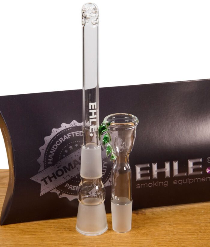 Detailaufnahme des Chillums und Köpfchens mit grünem Glasdekor der EHLE.-Drachenbong