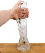 Bong in der Hand gehalten – zeigt Größe, Mundstück und Drachen-Schliff im Detail