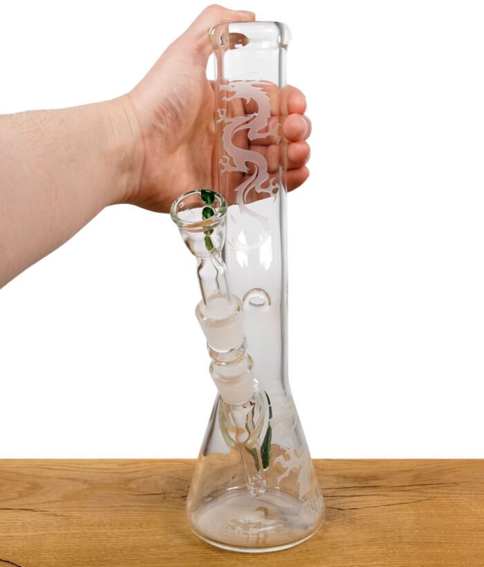 Bong in der Hand gehalten – zeigt Größe, Mundstück und Drachen-Schliff im Detail