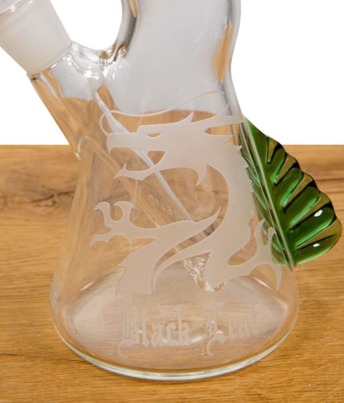 Graviertes Drachenmotiv auf dem Bongfuß mit „Black Leaf“-Schriftzug und grünem Griffdekor
