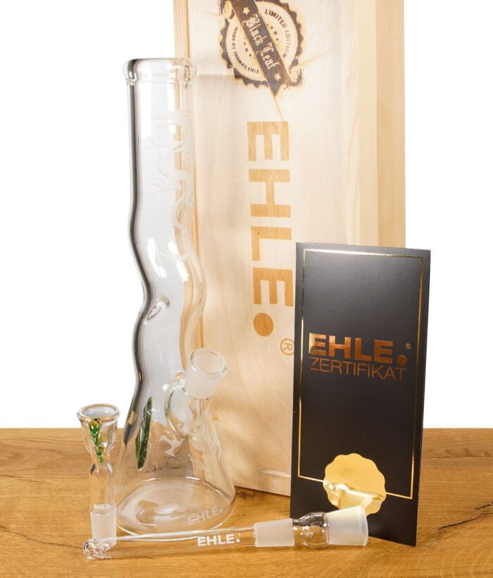 Komplettset der Black Leaf x EHLE. Bong mit Zubehör, Zertifikat und Holzbox auf einen Blick