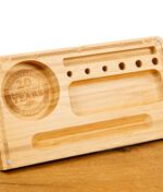 Detailaufnahme der RAW Rolling Tray-Innenseite mit „20 RAWesome Years“-Gravur und Fächern für Zubehör