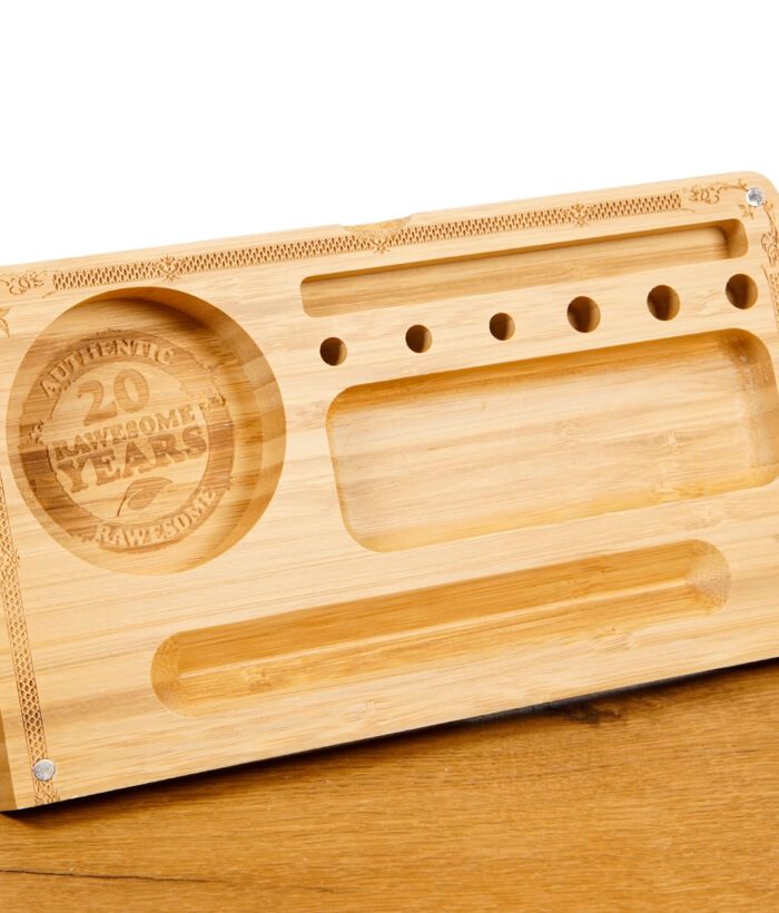 Detailaufnahme der RAW Rolling Tray-Innenseite mit „20 RAWesome Years“-Gravur und Fächern für Zubehör