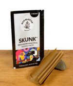 Budmaster Skunk Packung mit den fünf Blunts im Vordergrund