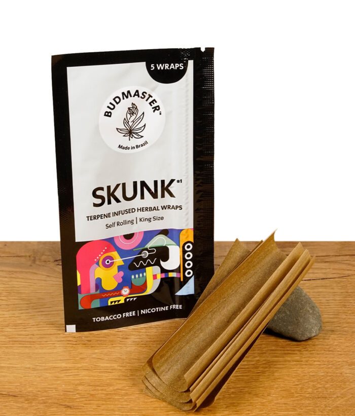 Budmaster Skunk Packung mit den fünf Blunts im Vordergrund