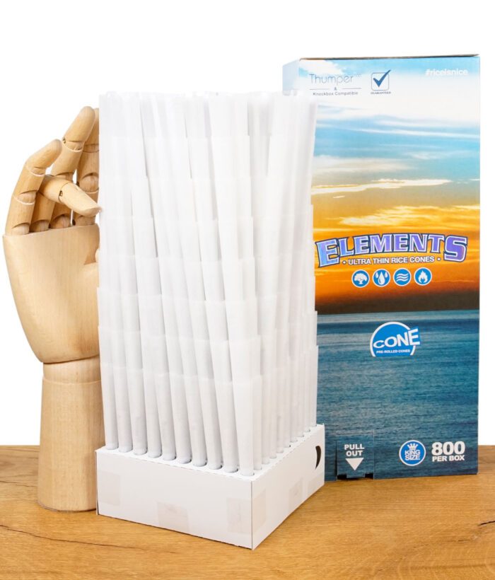 Elements Ultra Thin Cones 800er Box neben entpackten Cones mit Holzhand als Größenvergleich