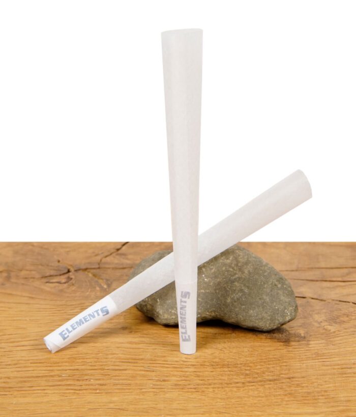Zwei einzelne Elements Ultra Thin Cones stehend auf einem Stein drapiert