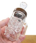 Glasaufsatz "Halo" mit Perkolator, von unten in der Hand gehalten
