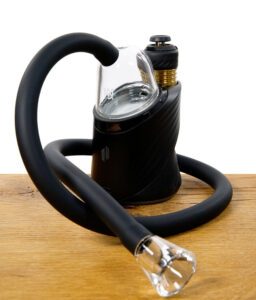 MJ Arsenal "The Bridge" montiert auf einem Puffco Peak mit angeschlossenem Schlauch