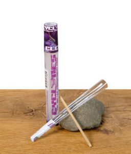 Komplette Verpackung des Cyclones Clear Grape Cones inkl. Cone auf Stein