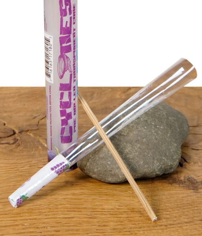 Cyclones Grape Cone mit Verpackung und Stopfer auf Holzfläche