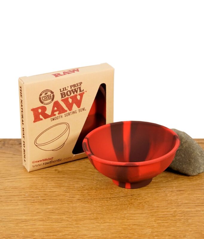 RAW Lil’ Prep Bowl Red mit Verpackung – rote Silikonschale auf Holzfläche