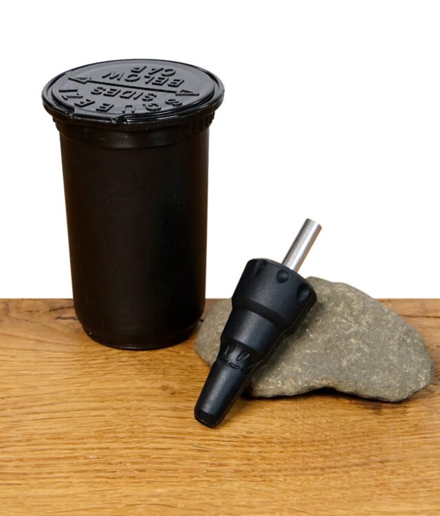 Komplettset mit Silikon-Bongadapter und Transportdose – DynaVap Adapter neben verschlossener Dose auf Holzfläche
