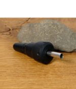 DynaVap Bongadapter aus schwarzem Silikon mit Metalleinsatz auf Stein liegend