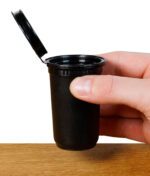 Schwarze Transportdose mit geöffnetem Deckel für DynaVap Adapter – Hand hält Dose über Holztisch