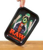 RAW Drehschale mit Cone Monster Grafik – Schale wird von Hand an der Ecke gehalten