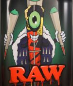 Detailansicht des RAW Cone Monster Designs – Comic-Charakter aus Cone mit grünem Auge, Mantel und mehreren Joints
