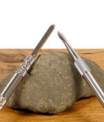 Black Leaf Edelstahl Dabtool mit zwei unterschiedlich geformten Enden auf Stein-Untergrund