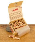RAW Masterpiece Rollbox mit herausgezogener 3-Meter-Papierrolle und 30 Tips im Inneren