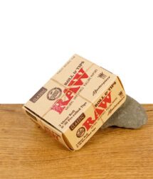 RAW Masterpiece Rolls + Tips Verpackung aus braunem Karton mit Hanfpapier und Tips