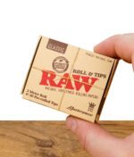 RAW Rolls + Tips Classic Masterpiece in Hand gehalten – natürliche Verpackung mit Logo