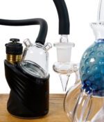 MJ Arsenal Medusa Top Glasaufsatz montiert auf Puffco Peak mit angeschlossenem Schlauch