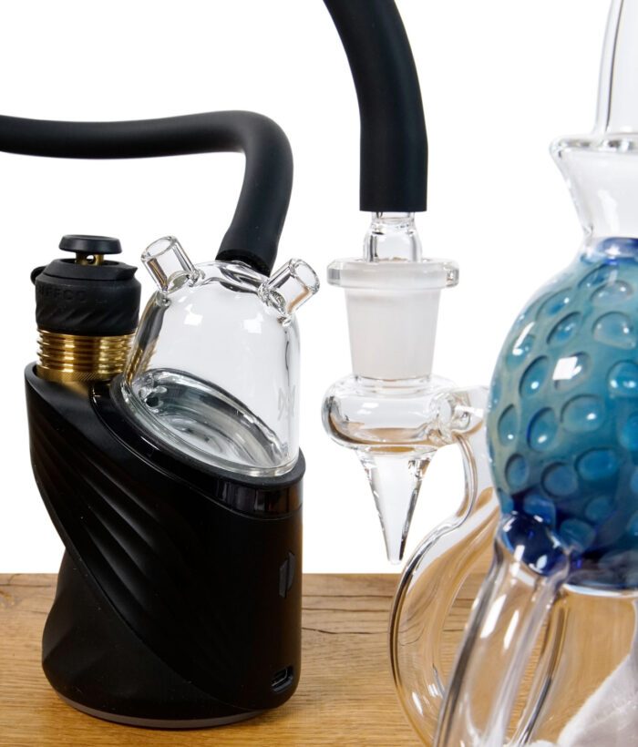 MJ Arsenal Medusa Top Glasaufsatz montiert auf Puffco Peak mit angeschlossenem Schlauch
