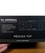 Rückseite der MJ Arsenal Medusa Top Box mit Zubehörübersicht und technischen Details