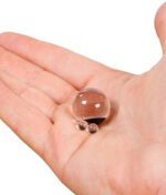 Zwei Terp Perlen und eine Murmel des Terp Taster Sets in einer Handfläche zur Größenansicht