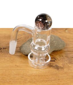 Terp Taster Slurper Banger mit schwarzer Terp Marble auf Steinoberfläche