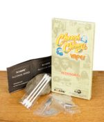 Komplettes Zubehör des XVAPE Cheech & Chong Mambo Vaporizers mit Alkoholtüchern, Wattestäbchen, Werkzeug, Sieben und Kammer-Einsatz.