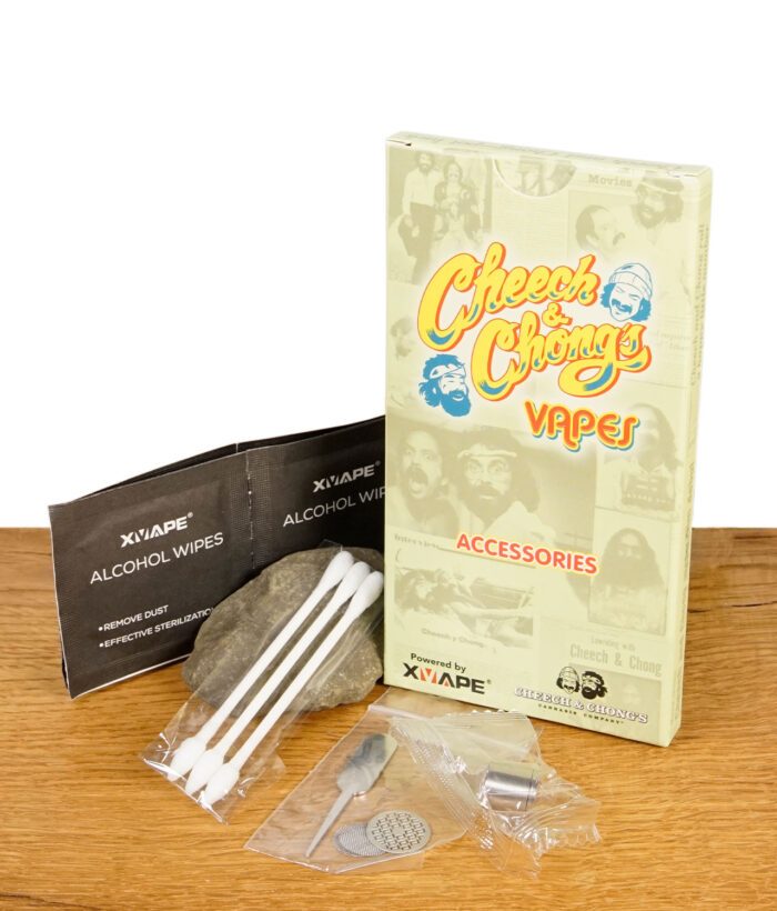 Komplettes Zubehör des XVAPE Cheech & Chong Mambo Vaporizers mit Alkoholtüchern, Wattestäbchen, Werkzeug, Sieben und Kammer-Einsatz.