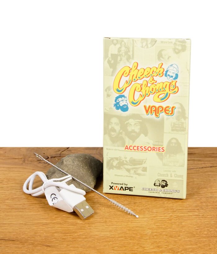 Zubehör des XVAPE Cheech & Chong Mambo Vaporizers mit USB-Kabel und Reinigungsbürste vor der gebrandeten Accessoires-Schachtel.