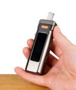 Black Leaf Cigar X1 Vaporizer wird in der Hand gehalten – Sicht auf Display, Tasten und Glasmundstück.