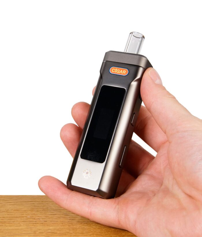 Black Leaf Cigar X1 Vaporizer wird in der Hand gehalten – Sicht auf Display, Tasten und Glasmundstück.