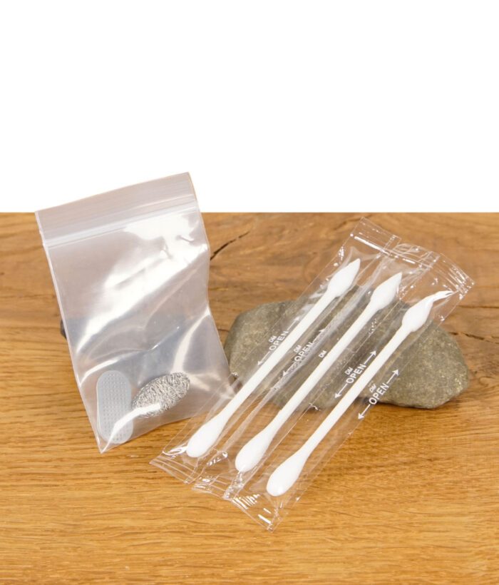 Zubehör des Cigar X1 Vaporizers: drei einzeln verpackte Wattestäbchen sowie ein Sieb und eine kleine Metallbürste im Zip-Beutel.