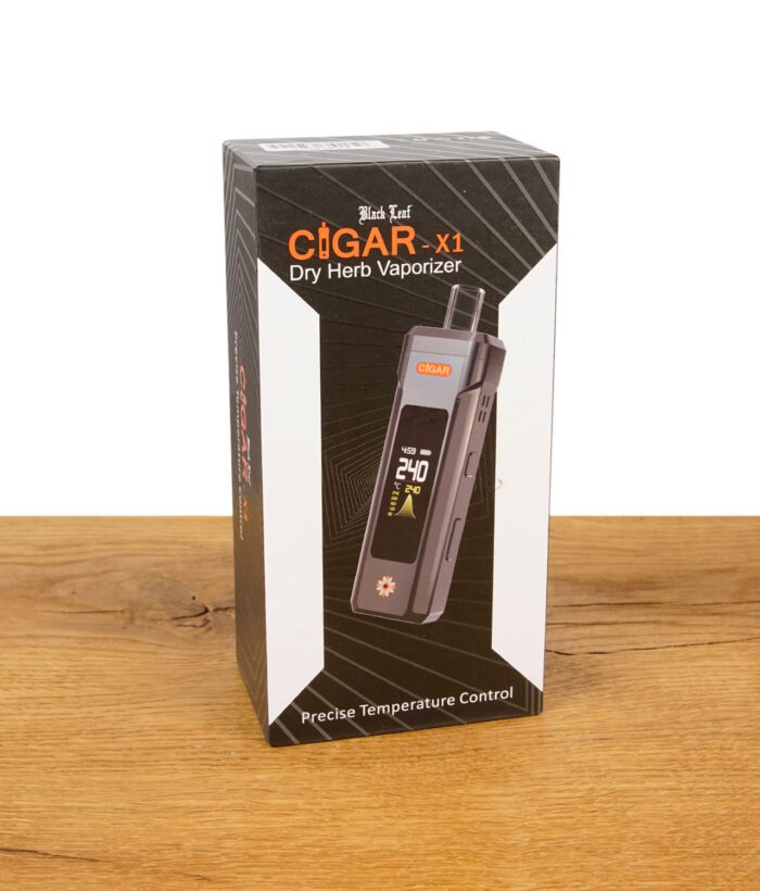 Verpackung des Black Leaf Cigar X1 Dry Herb Vaporizers mit Abbildung des Geräts und Temperaturanzeige.