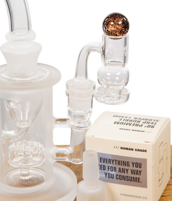 Nahaufnahme eines Terp Slurper Bangers mit Carb Cap an einer Glaspfeife