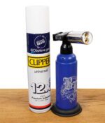 Butangasflasche von Clipper und Gasbrenner von Black Leaf auf einem Holztisch