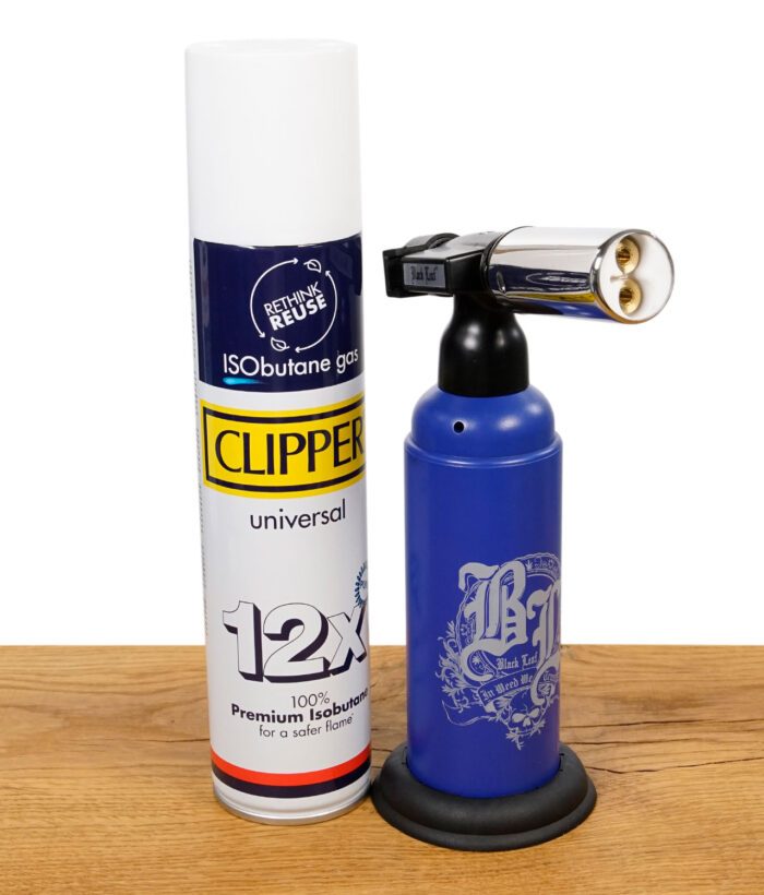 Butangasflasche von Clipper und Gasbrenner von Black Leaf auf einem Holztisch