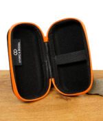 Geöffnete Hardcase-Tasche von Storz & Bickel mit elastischen Halterungen und Logo-Innenetikett