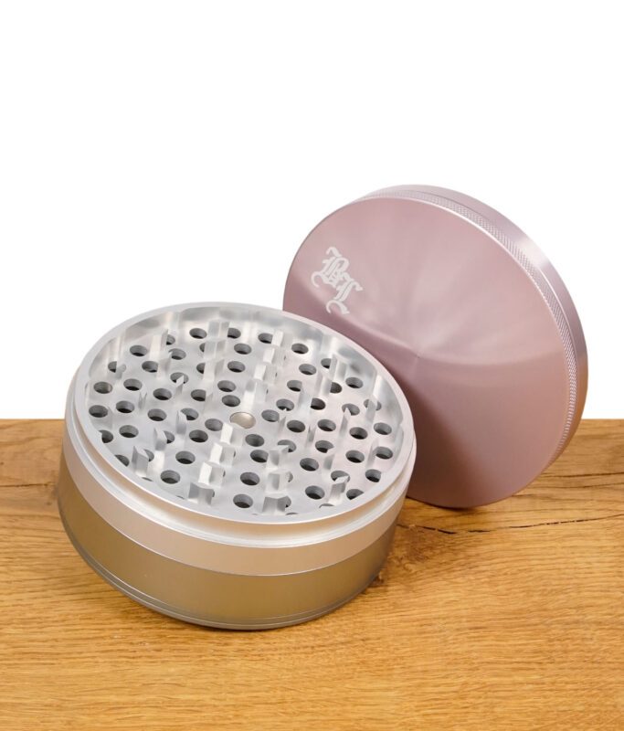 Geöffneter Black Leaf Grinder mit Deckel und Sicht auf das Mahlwerk