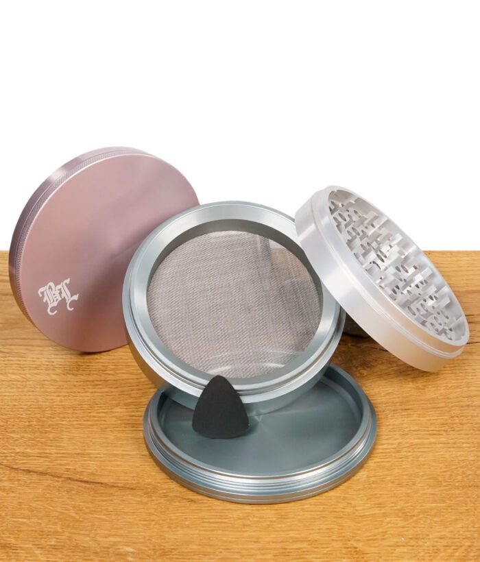 Einzelteile des Black Leaf Grinders mit Sicht auf Sieb und Schaber